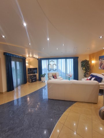 Eladó családi ház, Debrecenben 222 M Ft, 7 szobás