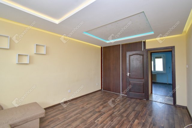 Eladó panellakás, Szegeden 54.999 M Ft, 3 szobás