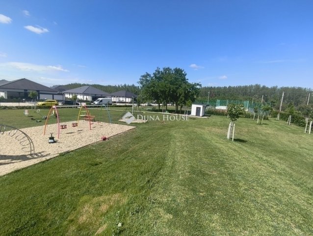 Eladó családi ház, Dunaharasztin 230 M Ft, 5 szobás