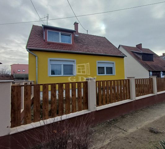 Eladó családi ház, Baján 73 M Ft, 5 szobás