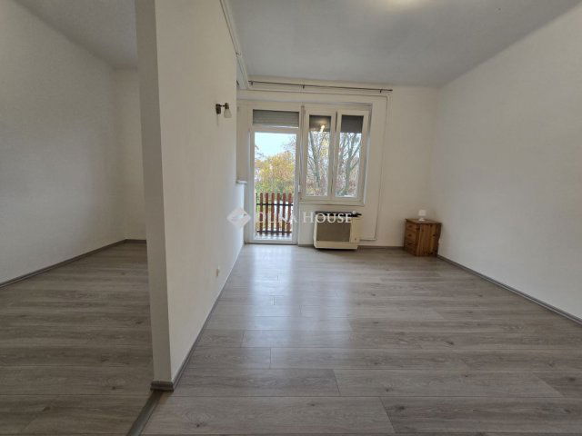 Kiadó téglalakás, albérlet, Pécsett, T utcában 130 E Ft / hó