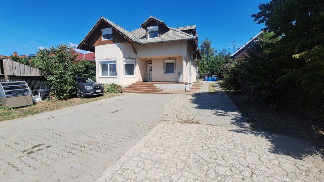 Eladó családi ház, Szadán 128 M Ft, 6 szobás
