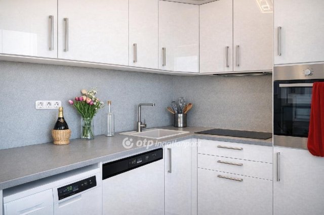 Eladó panellakás, Veszprémben 62.9 M Ft, 3 szobás