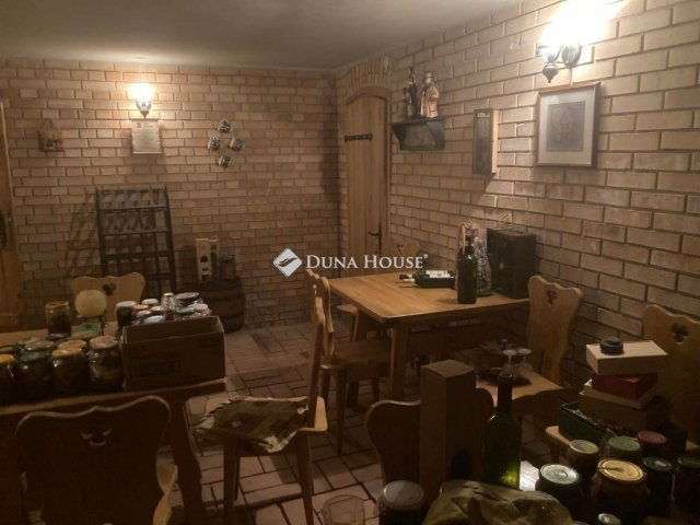 Eladó családi ház, Vácon 275 M Ft, 8 szobás