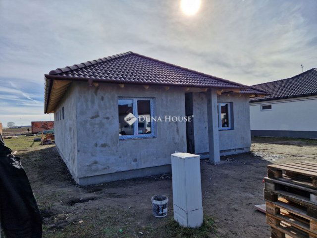 Eladó családi ház, Monoron 99 M Ft, 5 szobás