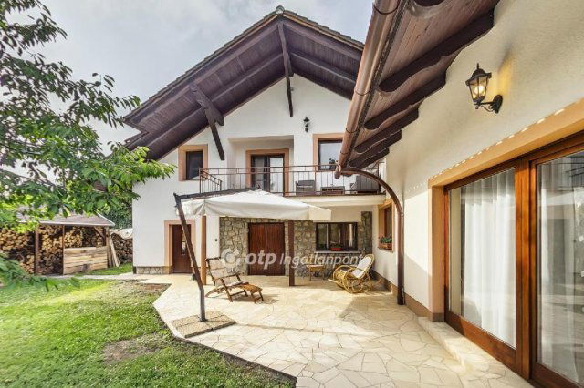 Eladó családi ház, Pécsett 333 M Ft, 7+1 szobás