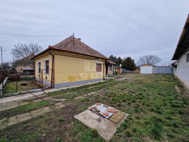 Eladó családi ház, Turán 33.9 M Ft, 2 szobás