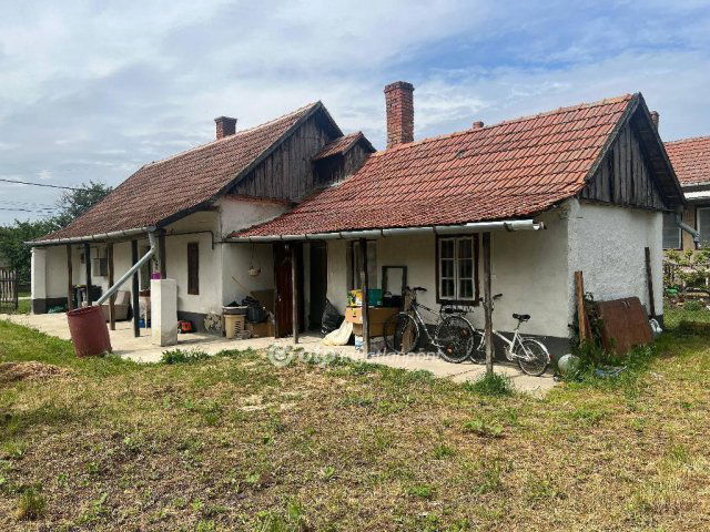 Eladó családi ház, Újszászon 13.9 M Ft, 2 szobás