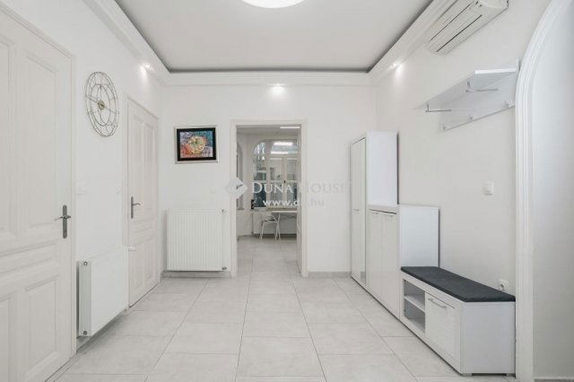 Eladó téglalakás, Pécsett 120 M Ft, 4 szobás