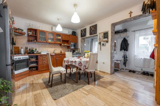 Eladó családi ház, Velencén 179.9 M Ft, 4 szobás