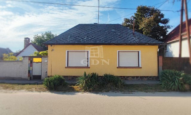 Eladó családi ház, Baján 38.5 M Ft, 4 szobás