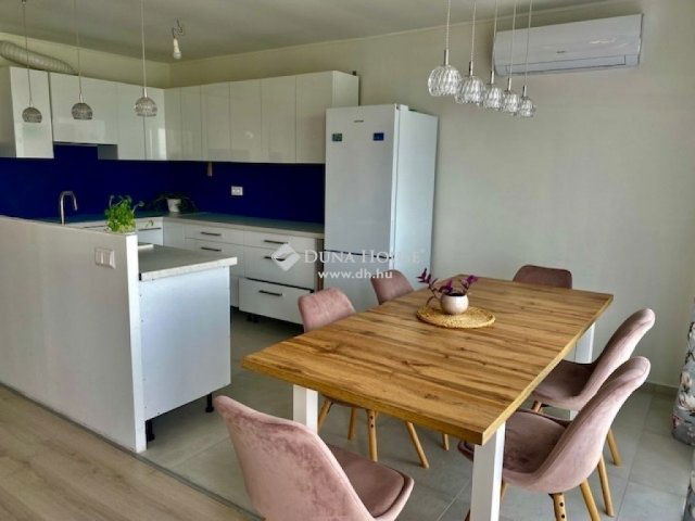 Eladó téglalakás, Pécsett 95 M Ft, 5 szobás