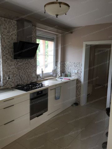 Eladó családi ház, Tatán 332.4 M Ft, 5 szobás