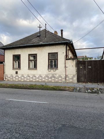 Eladó téglalakás, Cegléden 32.99 M Ft, 6 szobás
