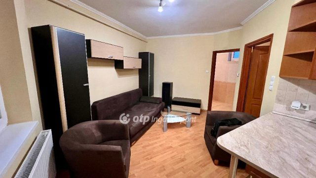 Eladó téglalakás, Pápán 32.49 M Ft, 1+1 szobás