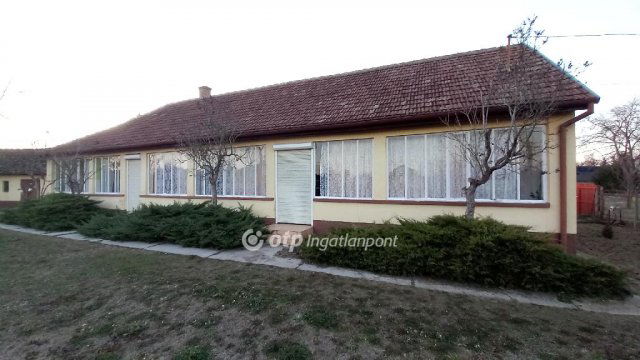 Eladó családi ház, Solton 25 M Ft, 3 szobás