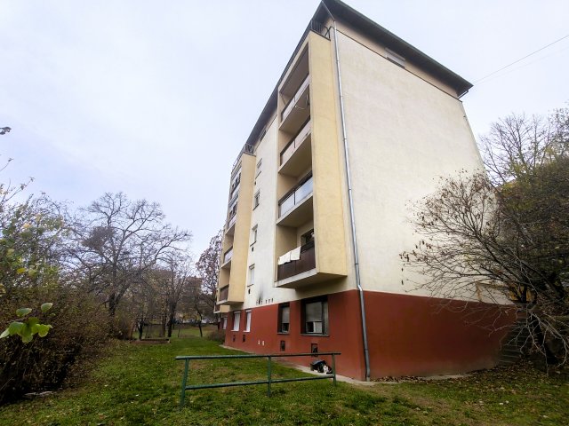 Eladó téglalakás, Szekszárdon 43.5 M Ft, 1+3 szobás