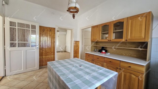 Eladó családi ház, Komáromban 68 M Ft, 3 szobás