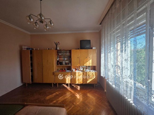 Eladó családi ház, Pápán 75 M Ft, 7 szobás