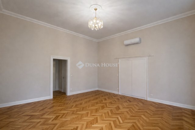 Eladó téglalakás, Budapesten, V. kerületben, Honvéd utcában