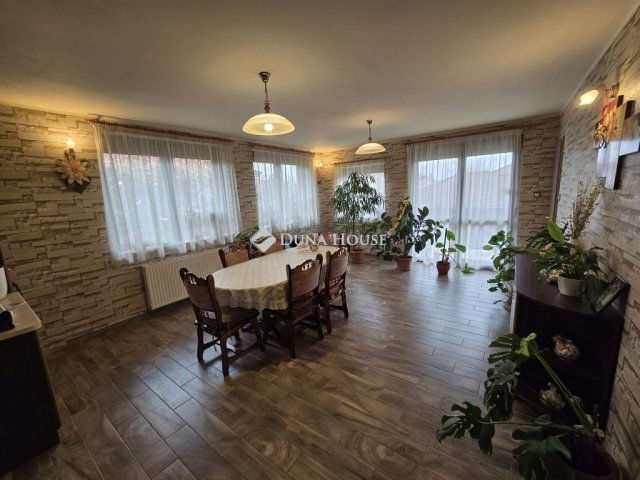 Eladó családi ház, Szigetszentmiklóson 129.9 M Ft, 7 szobás