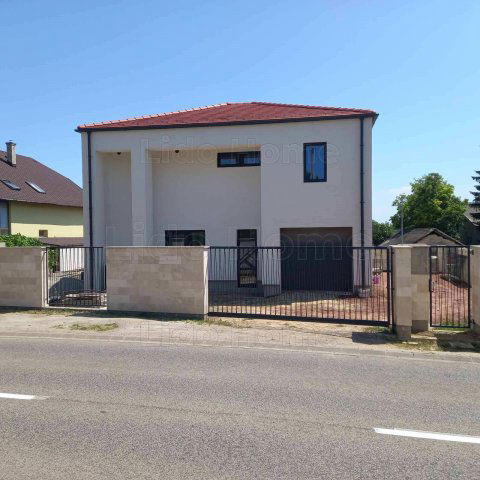 Eladó családi ház, Balatonfüreden 284.92 M Ft, 4 szobás