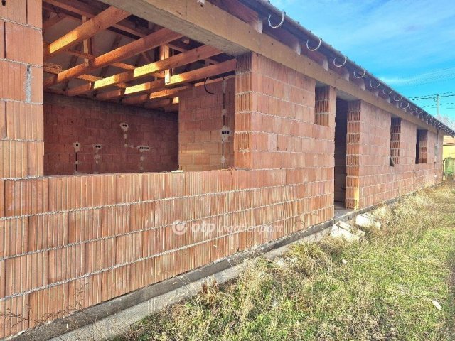 Eladó családi ház, Cecén 29.99 M Ft, 4 szobás