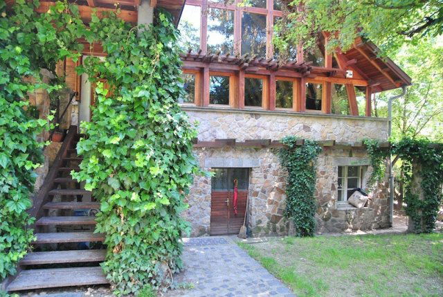 Eladó családi ház, Leányfaluban 237 M Ft, 9 szobás