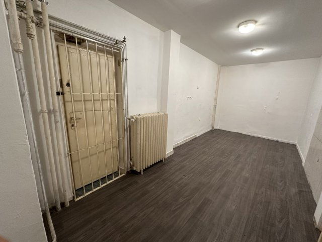 Kiadó üzlethelyiség, Debrecenben 300 E Ft / hó