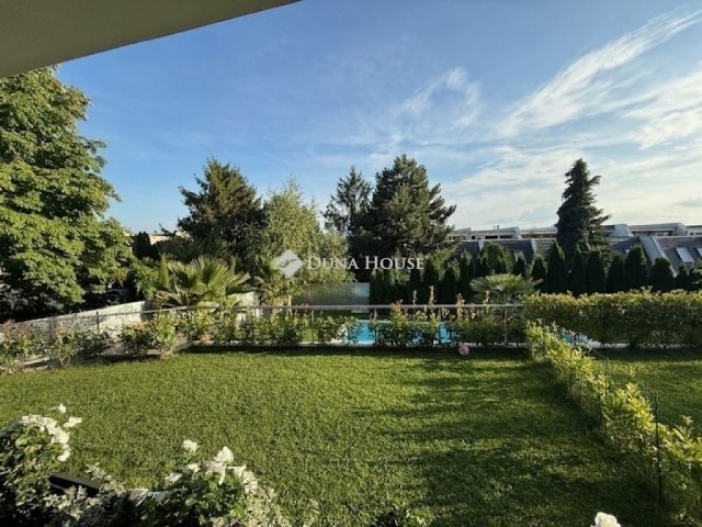 Eladó téglalakás, Pécsett 175 M Ft, 4 szobás