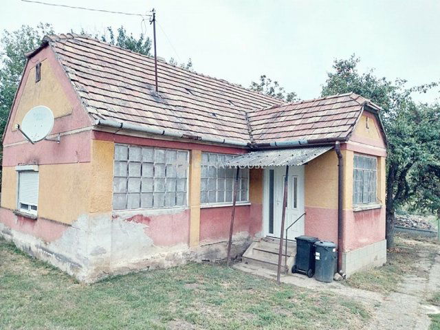 Eladó családi ház, Szákszenden 15 M Ft, 3 szobás