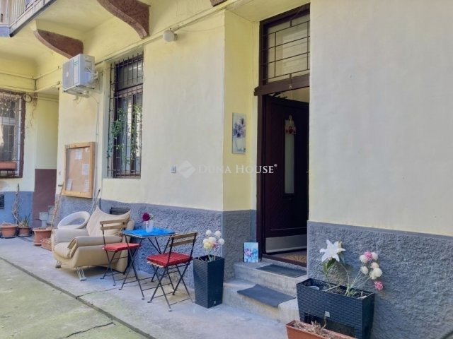 Eladó téglalakás, Budapesten, VI. kerületben 49.9 M Ft, 1 szobás