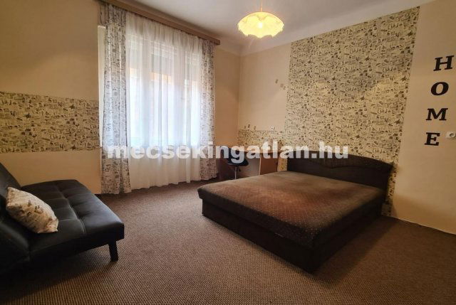 Kiadó téglalakás, albérlet, Pécsett 150 E Ft / hó, 1 szobás