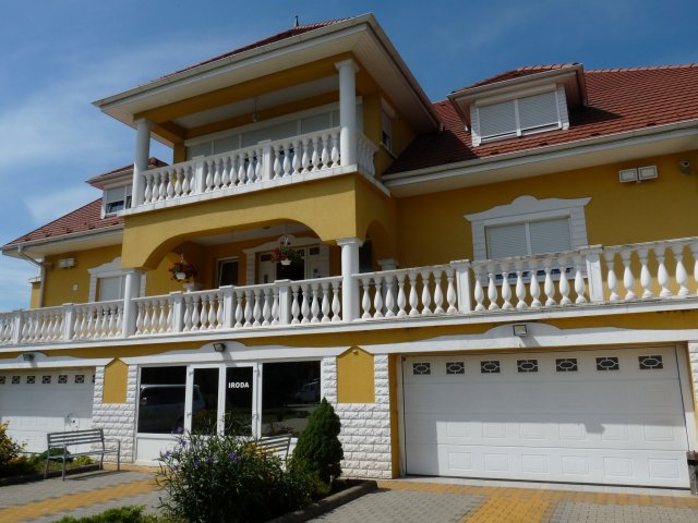 Eladó családi ház, Ráckevén 720 M Ft, 10 szobás