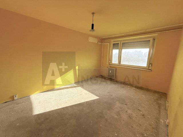 Eladó panellakás, Szegeden 40.5 M Ft, 2 szobás