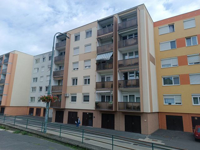 Eladó panellakás, Ajkán 28.9 M Ft, 2 szobás