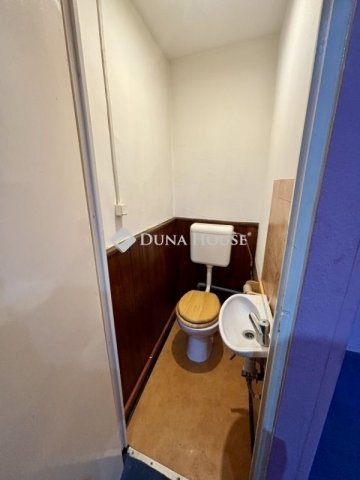 Eladó üzlethelyiség, Esztergomban 58.5 M Ft