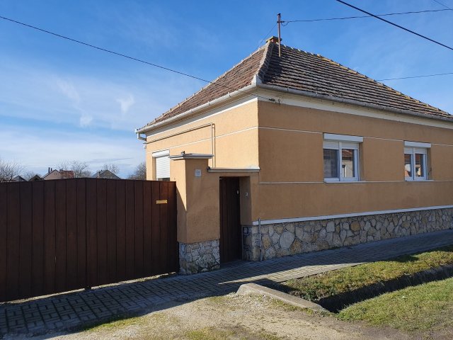 Eladó családi ház, Mezőlakon 34.5 M Ft, 2+2 szobás