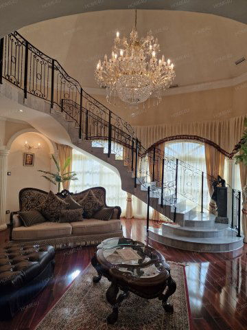 Eladó családi ház, Szolnokon 240 M Ft, 5 szobás