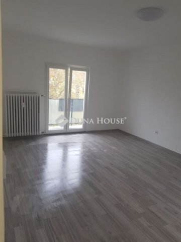 Eladó panellakás, Pécsett 56.5 M Ft, 2 szobás