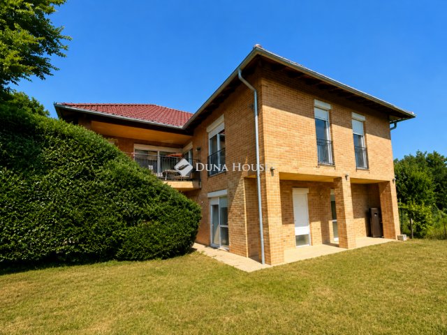 Eladó családi ház, Pécsett, Tető úton 165 M Ft, 6 szobás