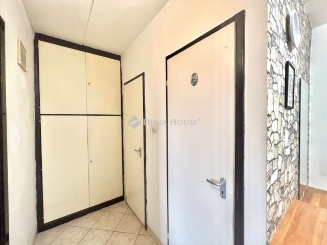 Eladó panellakás, Veszprémben 50 M Ft, 2 szobás