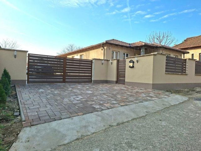 Eladó családi ház, Ercsiben 98.8 M Ft, 4 szobás