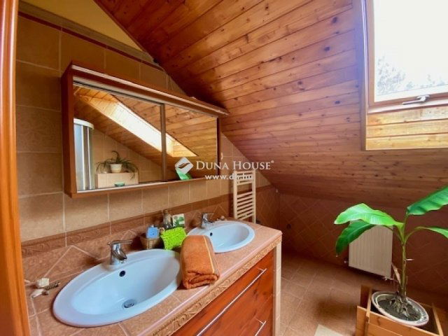 Eladó családi ház, Pécsett 250 M Ft, 9 szobás