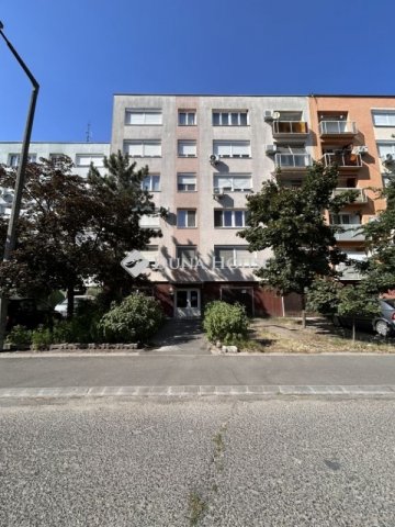 Eladó panellakás, Baján 34.99 M Ft, 3 szobás