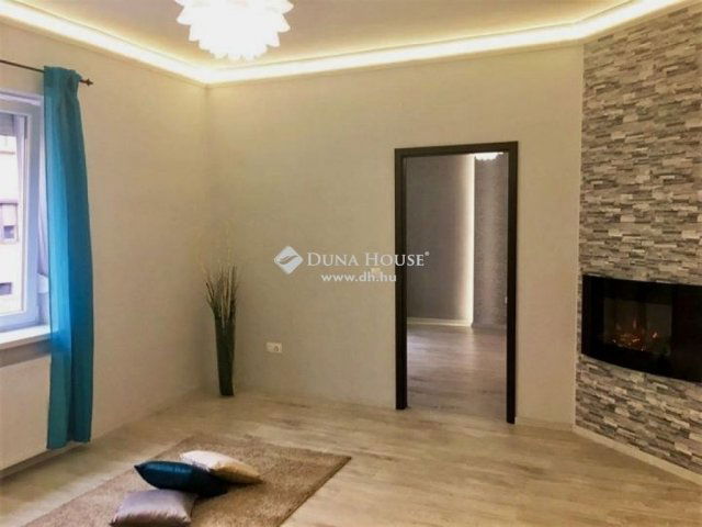 Eladó téglalakás, Pécsett 75 M Ft, 4 szobás