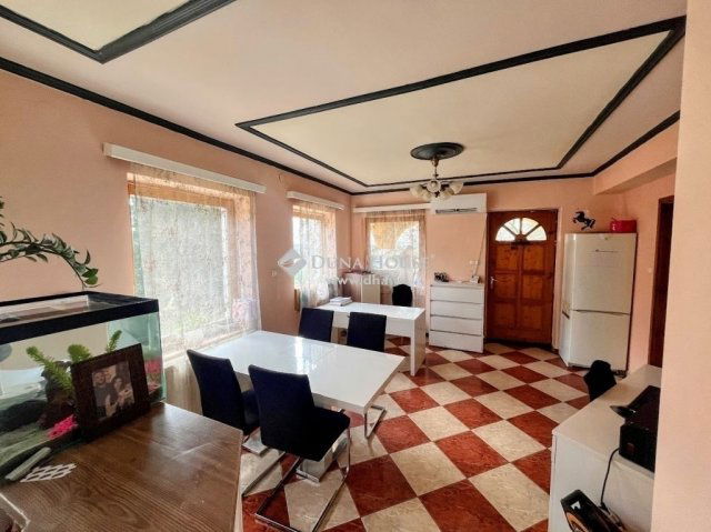 Eladó családi ház, Pécsett 65 M Ft, 6 szobás