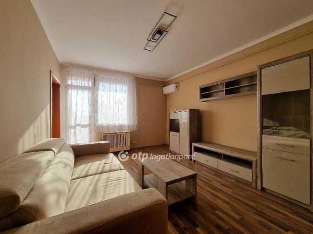 Eladó téglalakás, Pápán 40.5 M Ft, 2 szobás