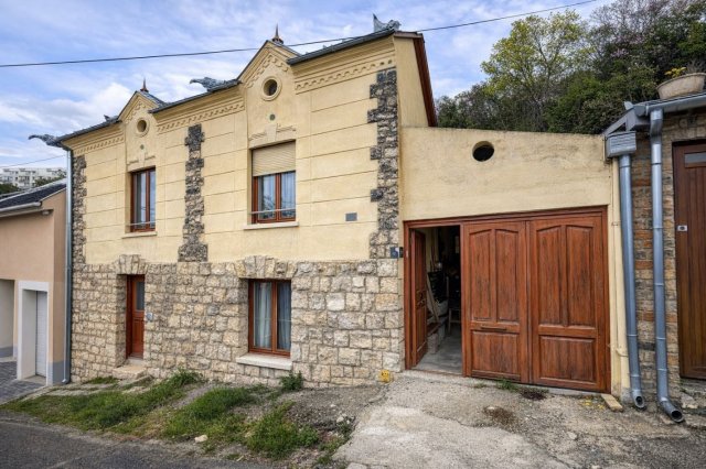 Eladó családi ház, Pécsett 89.9 M Ft, 4 szobás