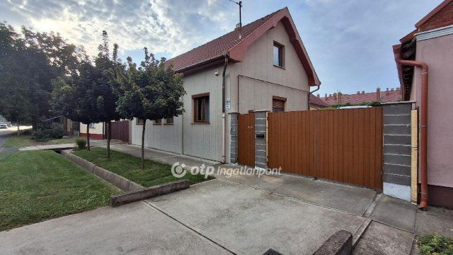 Eladó családi ház, Hajdúböszörményen 100 M Ft, 4 szobás